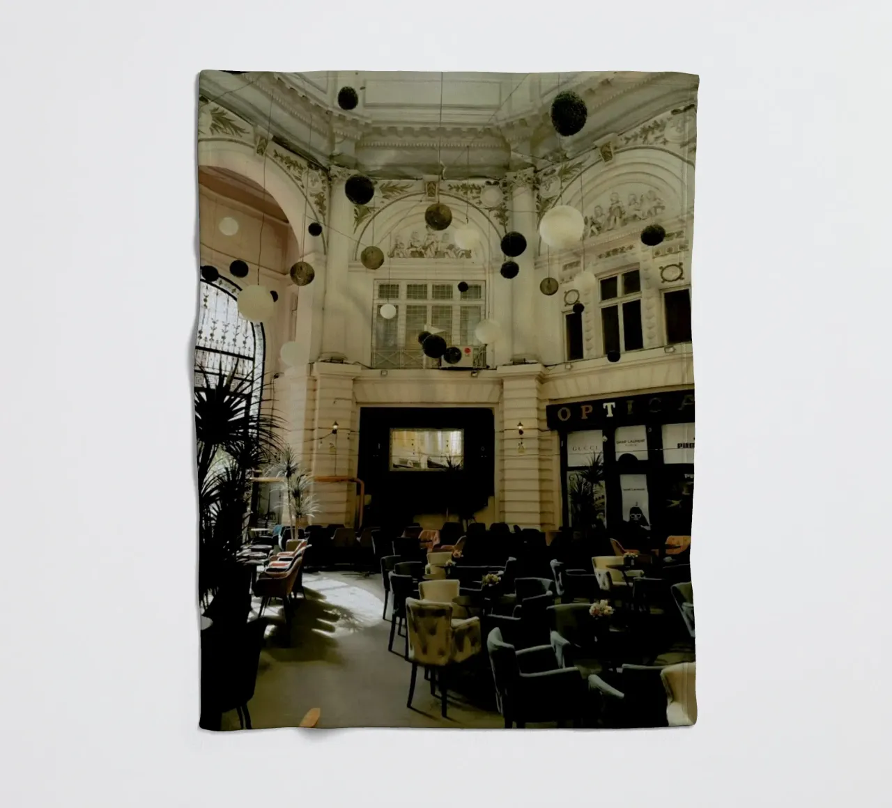 Cafe In Vintage Building coperta in pile da Sebastian Hilgetag
