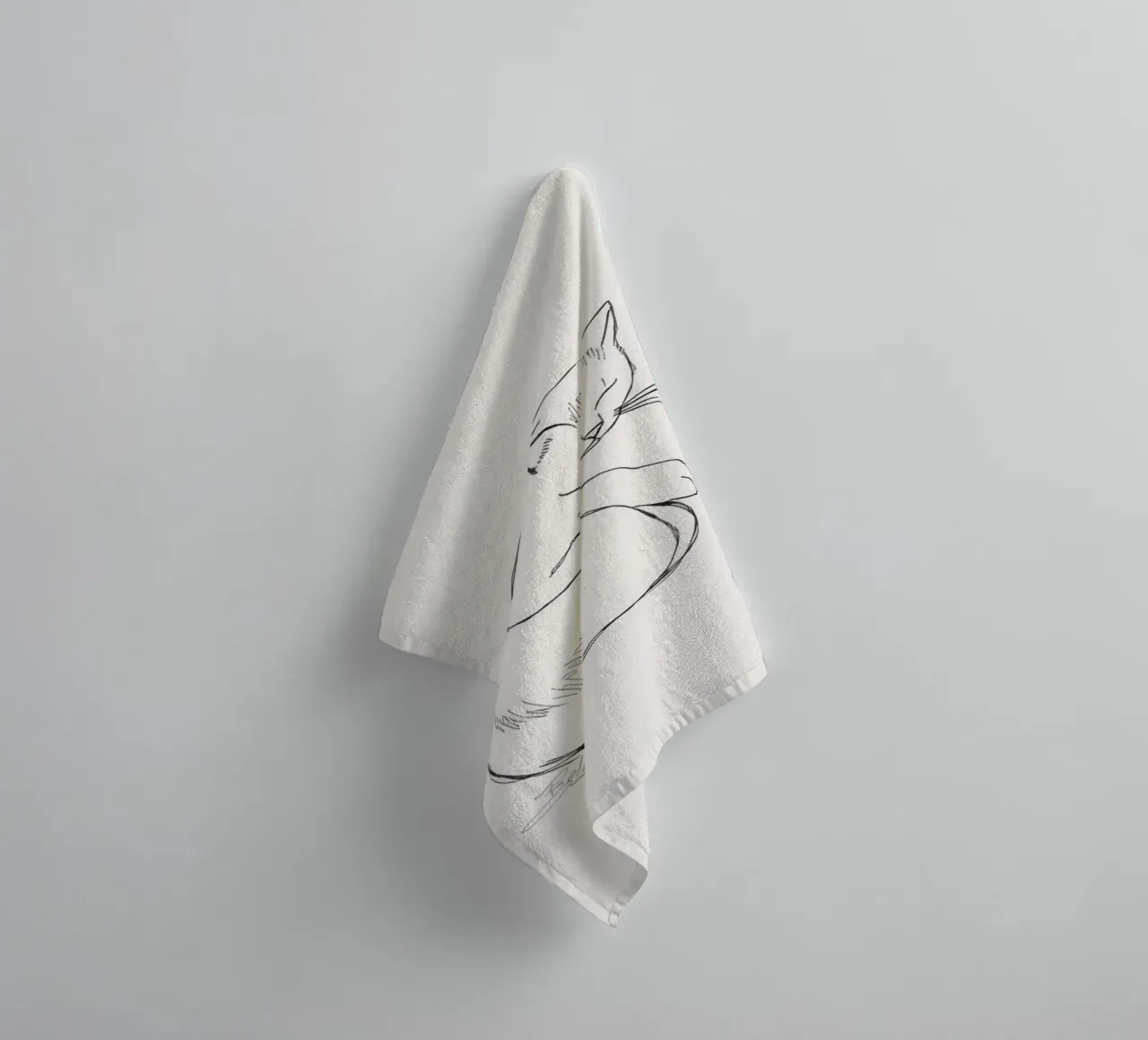 Disegno lineare di un gatto che riposa con un design minimalista asciugamano da bagno da DesignDoodle