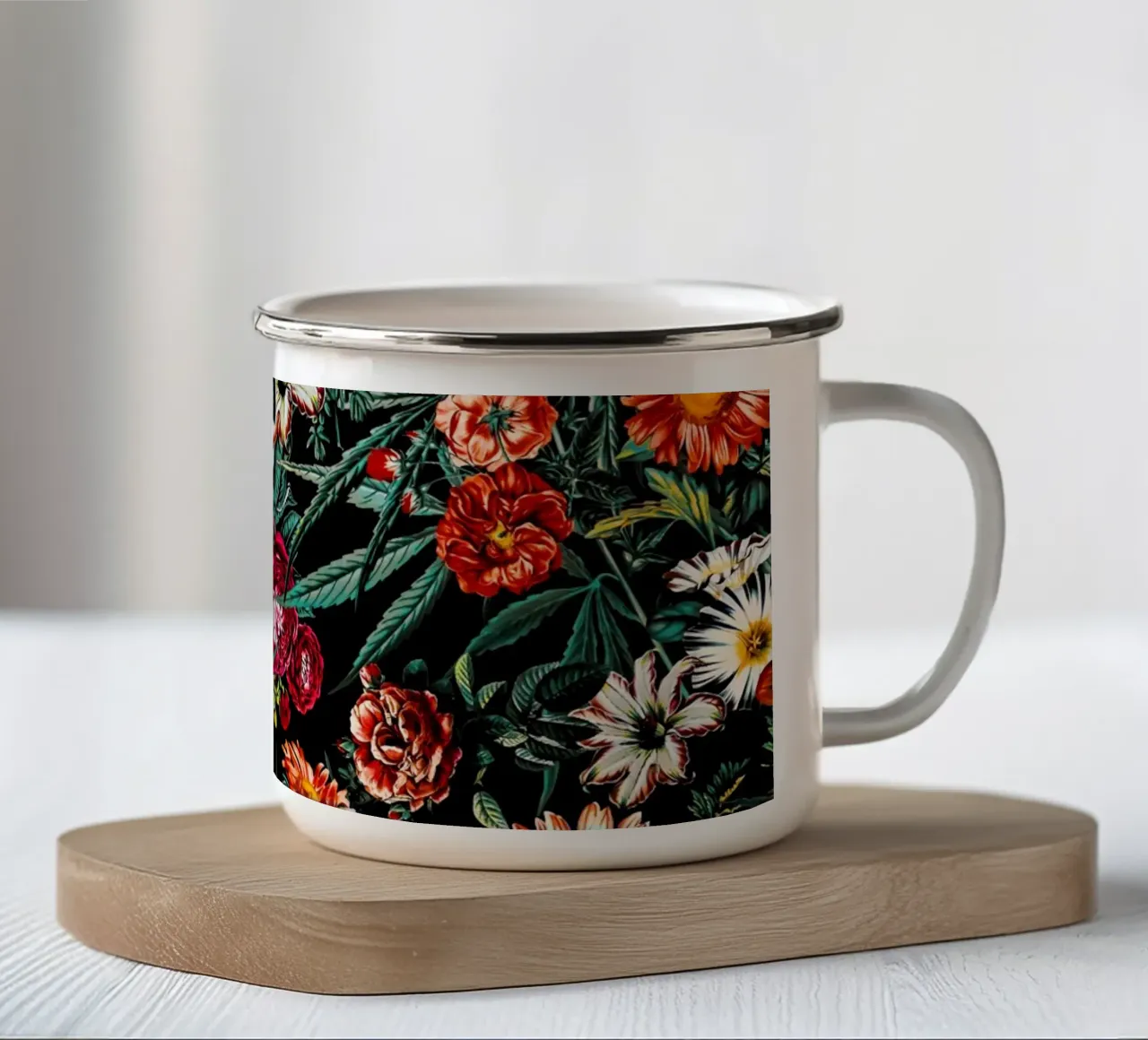 Marijuana and Floral Pattern tazza in smalto da burcukorkmazyurek