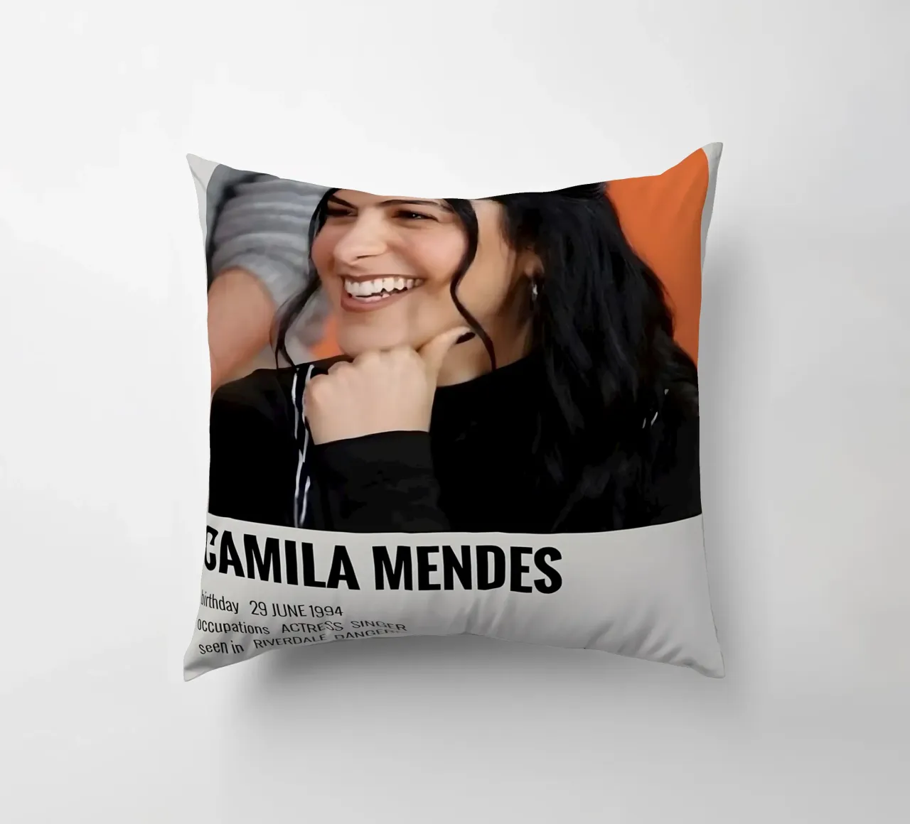 CAMILA MENDES cuscino da MVFminimalist