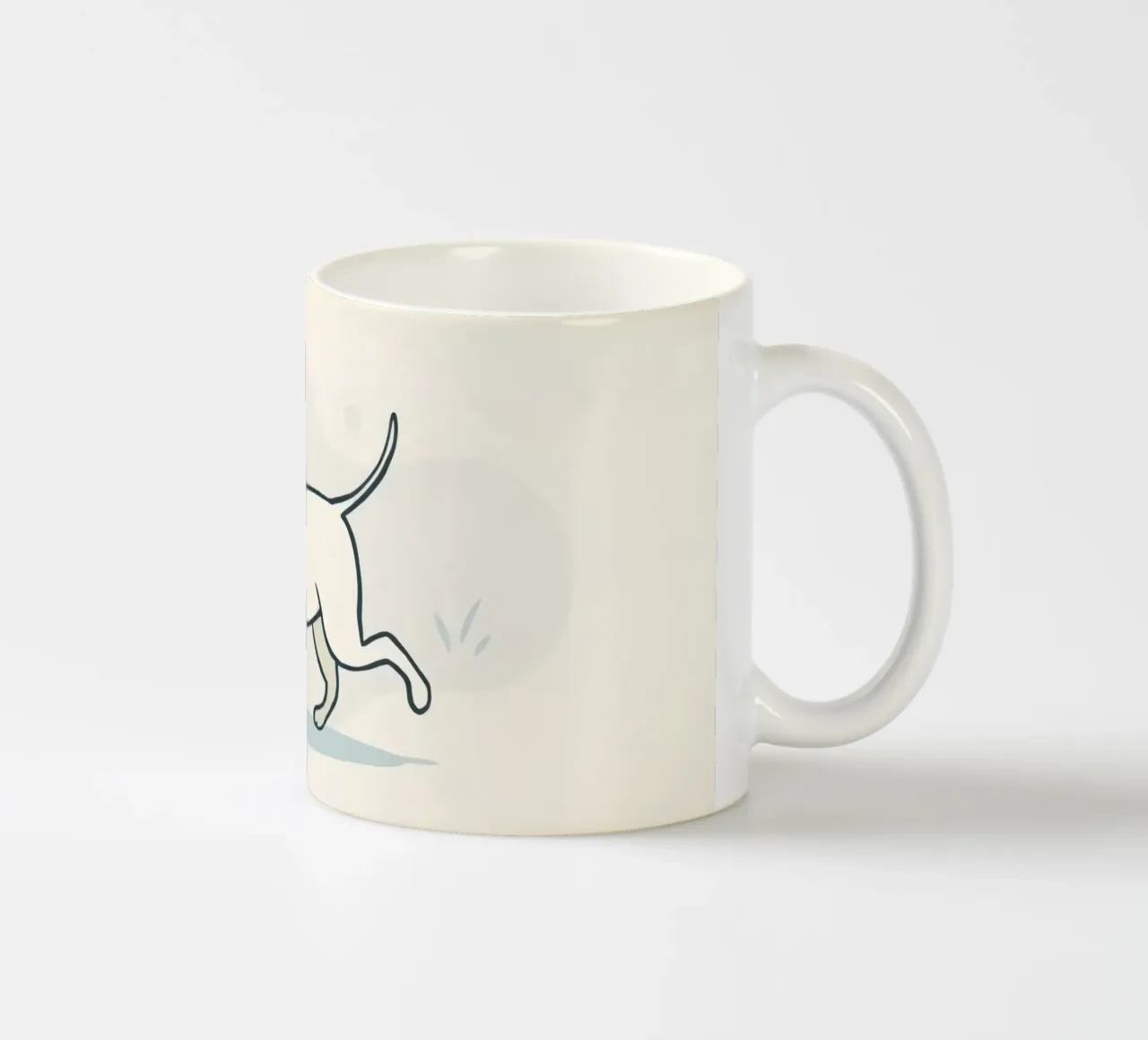 Un cane felice corre giocoso in un campo erboso in una giornata di sole tazza in ceramica da DesignDoodle