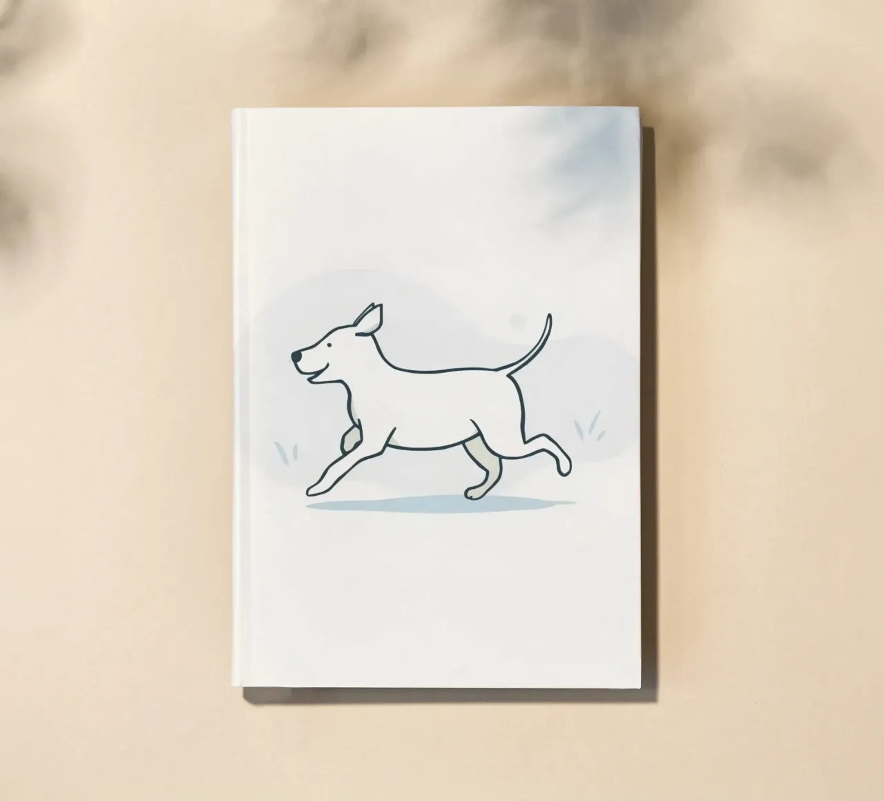 Un chien heureux court en jouant dans un champ herbeux par une journée ensoleillée. carnet de notes de DesignDoodle