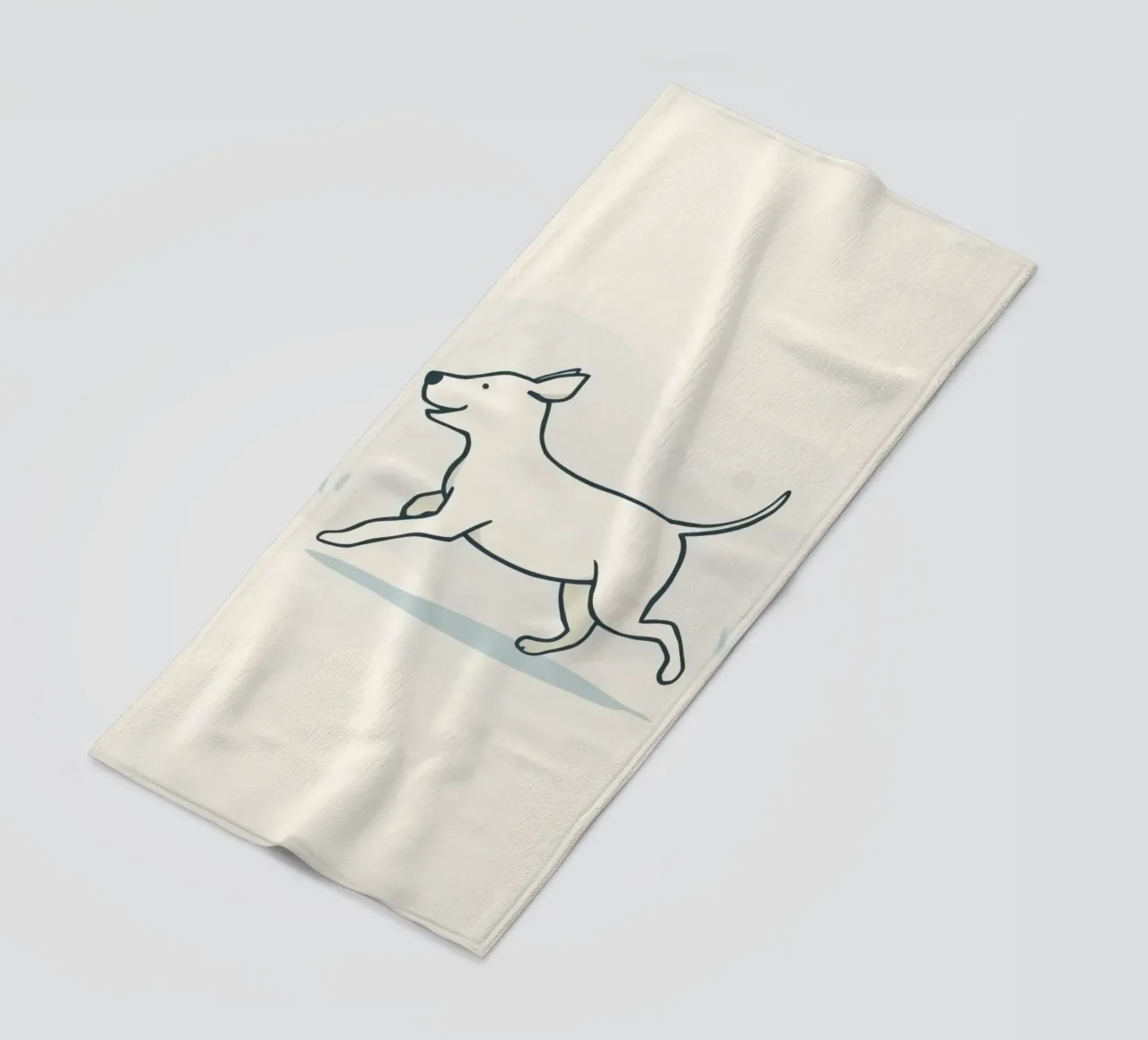 Un cane felice corre giocoso in un campo erboso in una giornata di sole telo mare da DesignDoodle