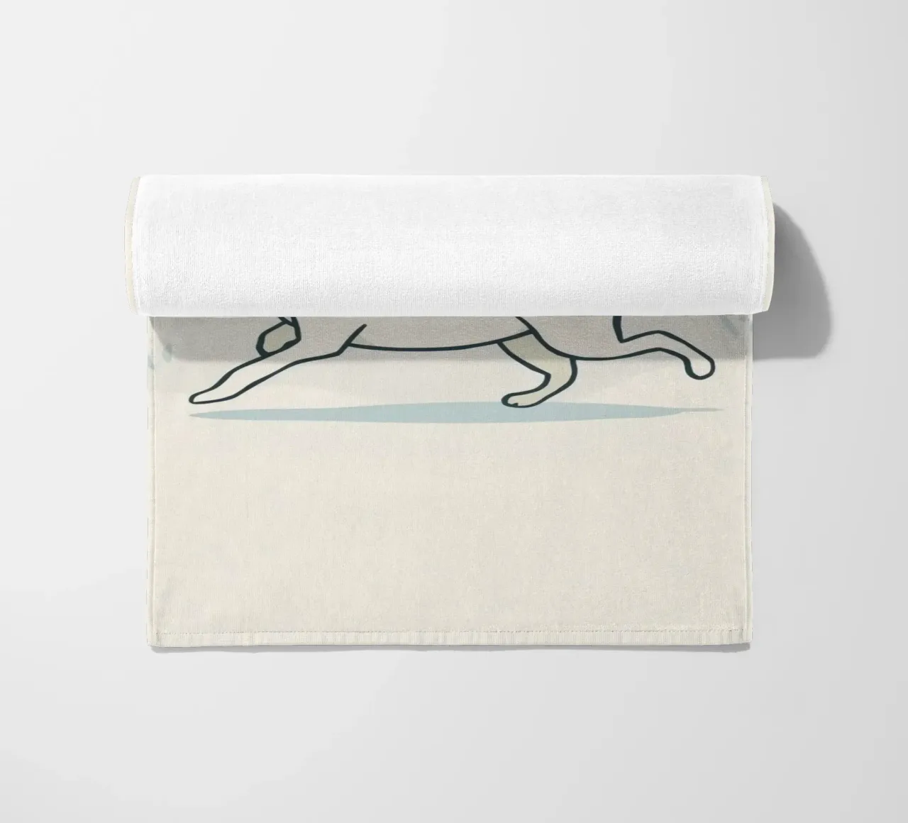 Un cane felice corre giocoso in un campo erboso in una giornata di sole telo mare da DesignDoodle