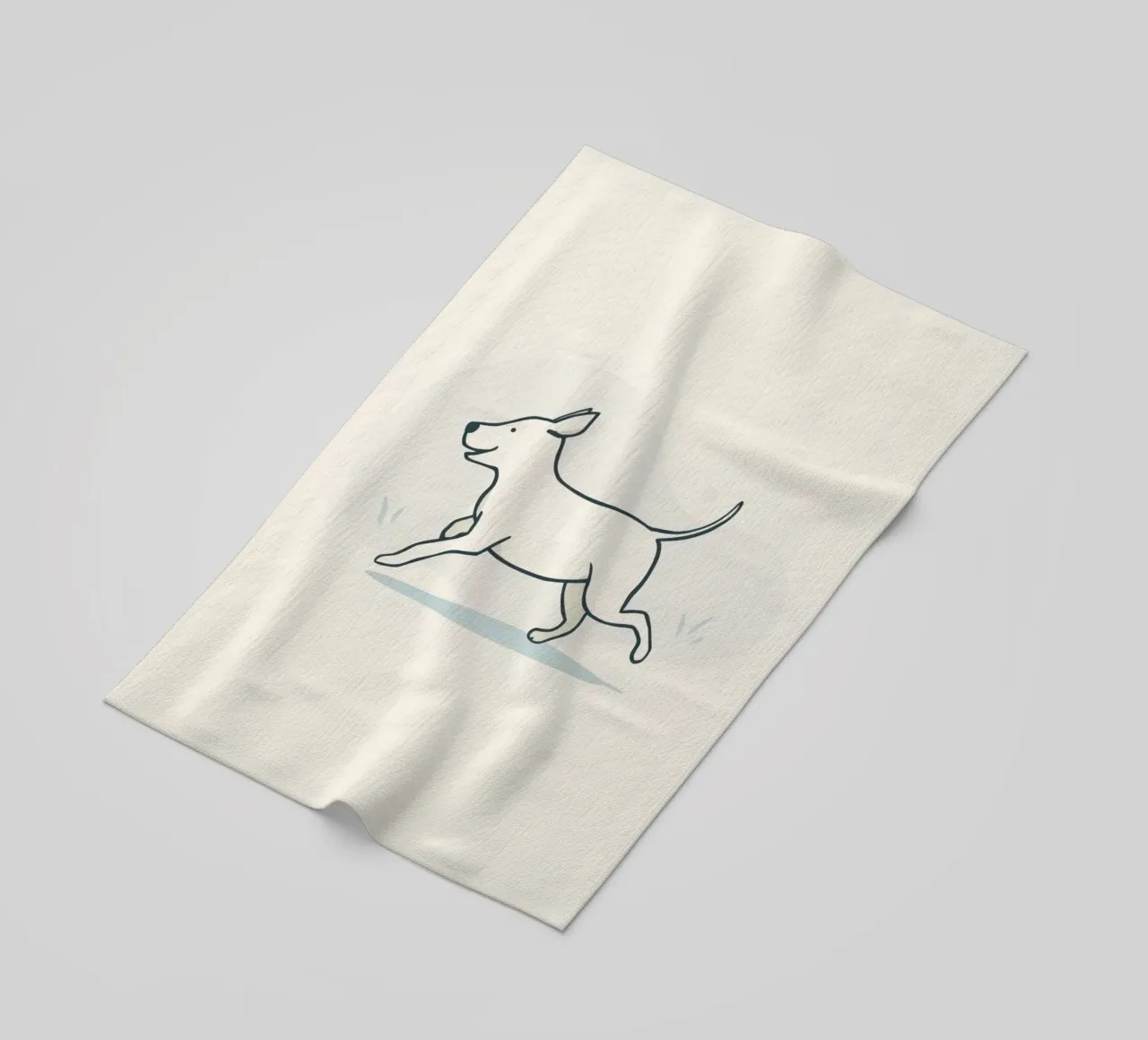 Un cane felice corre giocoso in un campo erboso in una giornata di sole telo mare da DesignDoodle