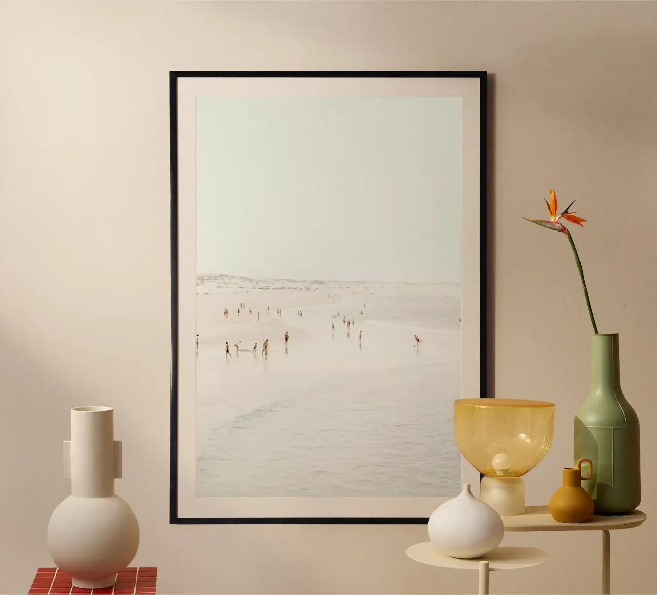 Gente di spiaggia - Oceano mare minimalista poster con telaio in alluminio da Ingrid Beddoes