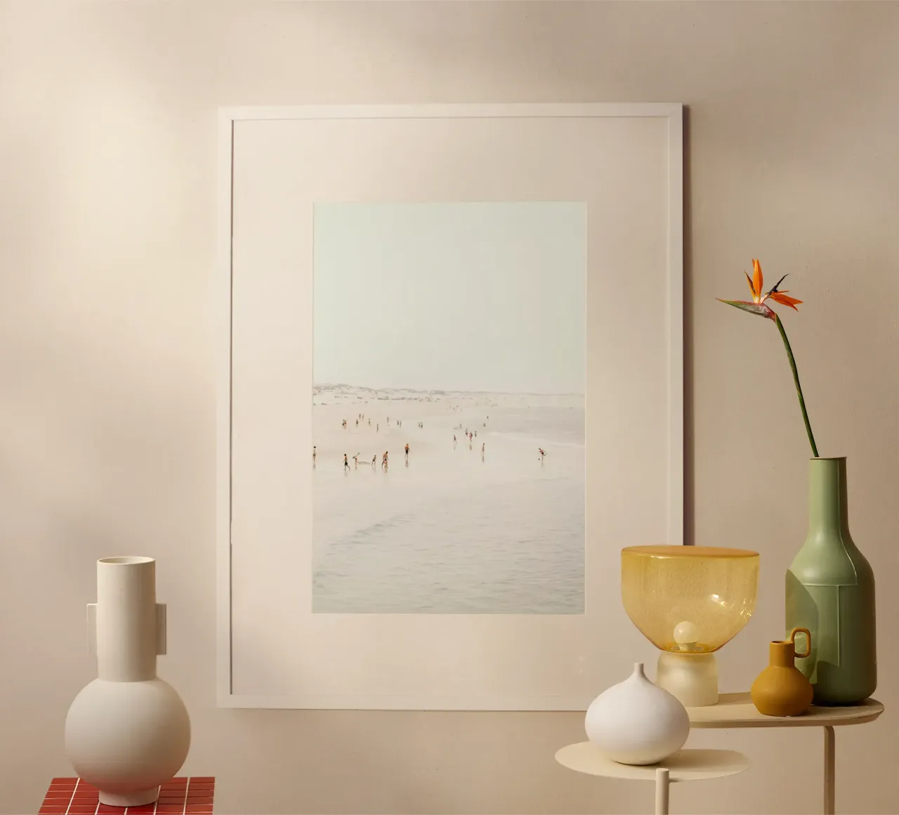 Gente di spiaggia - Oceano mare minimalista poster con telaio in alluminio da Ingrid Beddoes