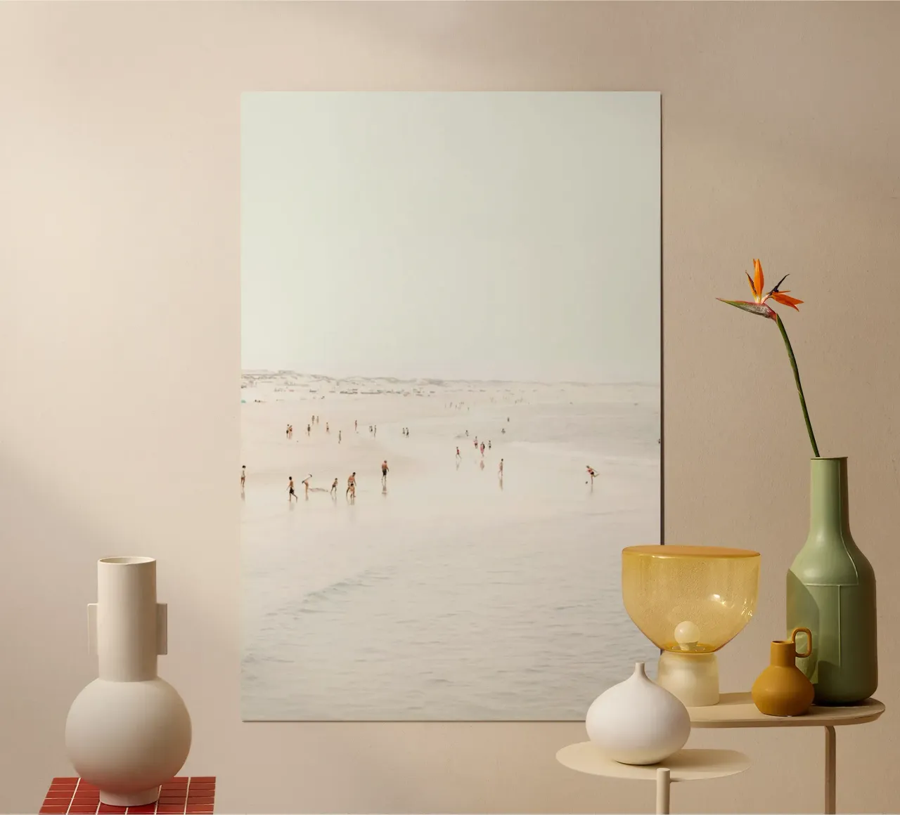 Gente di spiaggia - Oceano mare minimalista poster con telaio in alluminio da Ingrid Beddoes