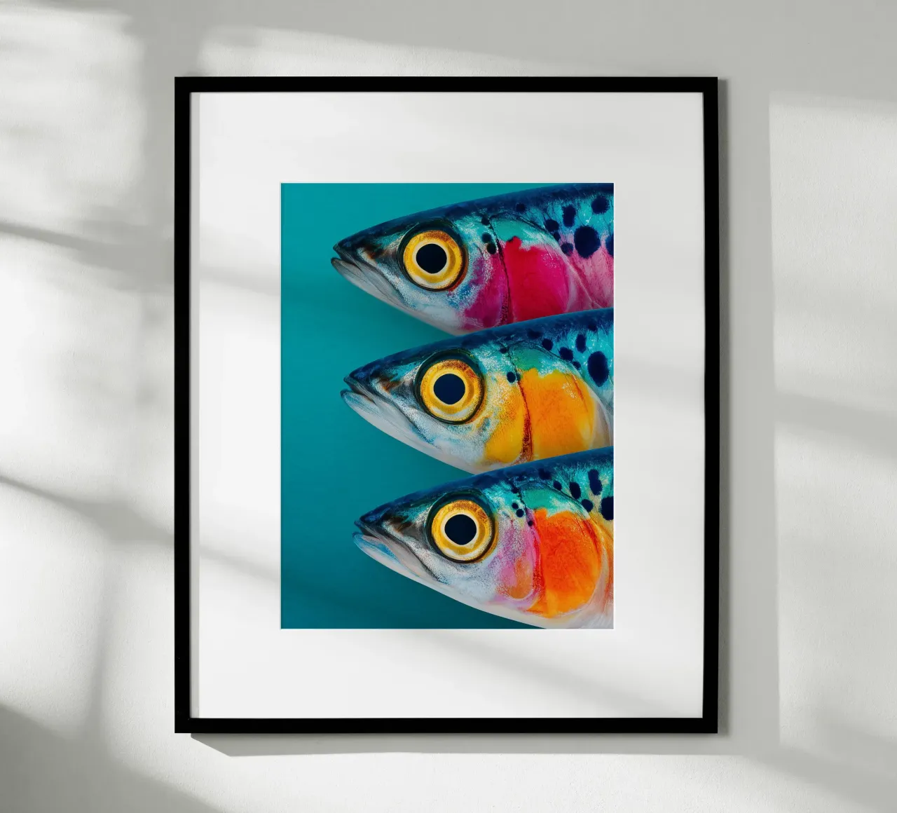 Sardine artistiche colorate poster con telaio in legno da Spice & Style