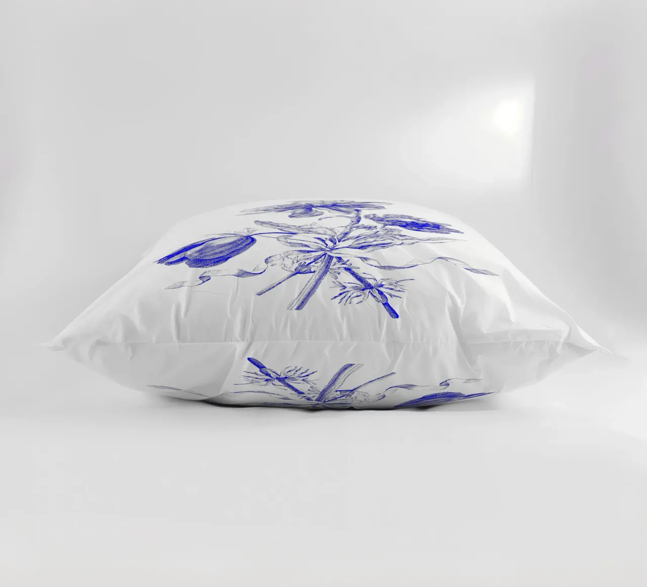 Romantischer blauer Blumenstrauß Kissen von morphinaeblue