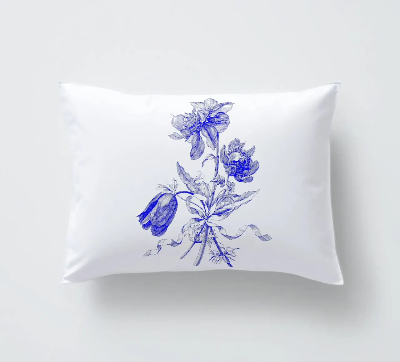 Romantischer blauer Blumenstrauß Kissen von morphinaeblue