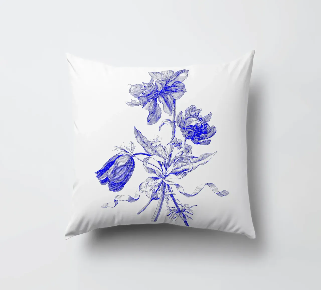 Romantischer blauer Blumenstrauß Kissen von morphinaeblue