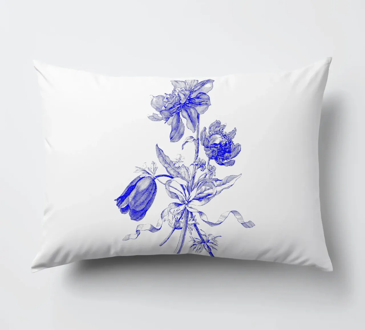 Romantischer blauer Blumenstrauß Kissen von morphinaeblue