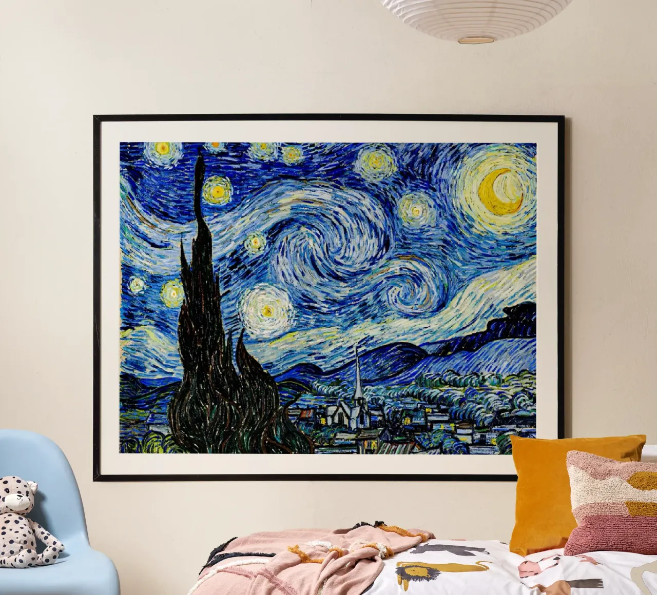 Vista notturna stellata su un villaggio poster con telaio in plastica da Piper Shop Oke