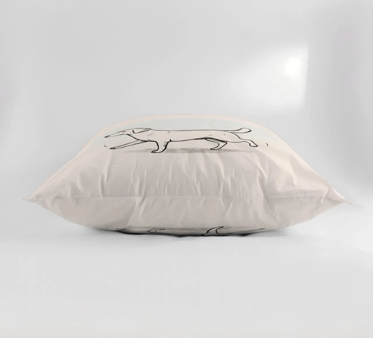 Chien marchant sur un fond clair avec une mise au point douce coussin de DesignDoodle
