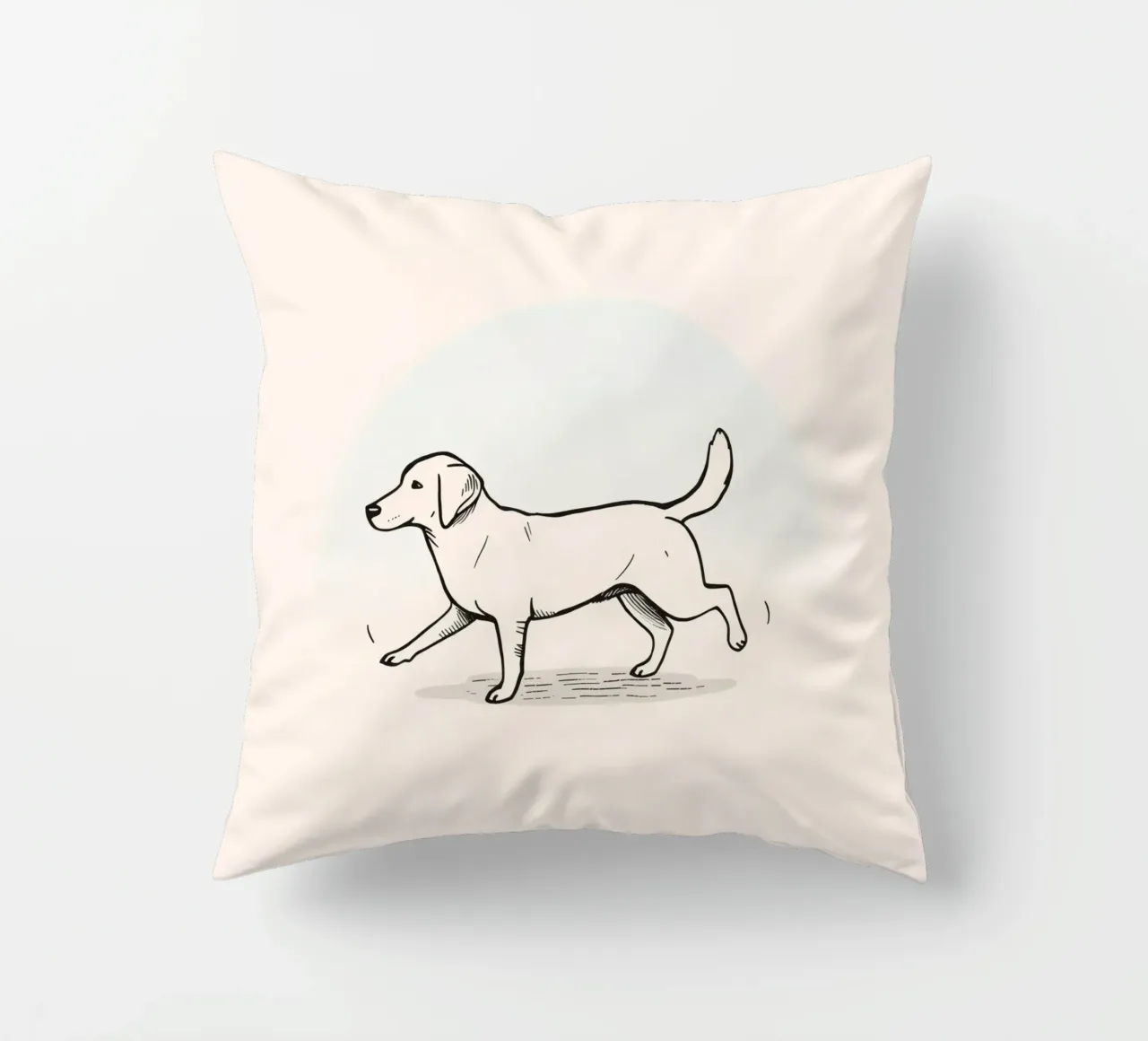 Chien marchant sur un fond clair avec une mise au point douce coussin de DesignDoodle