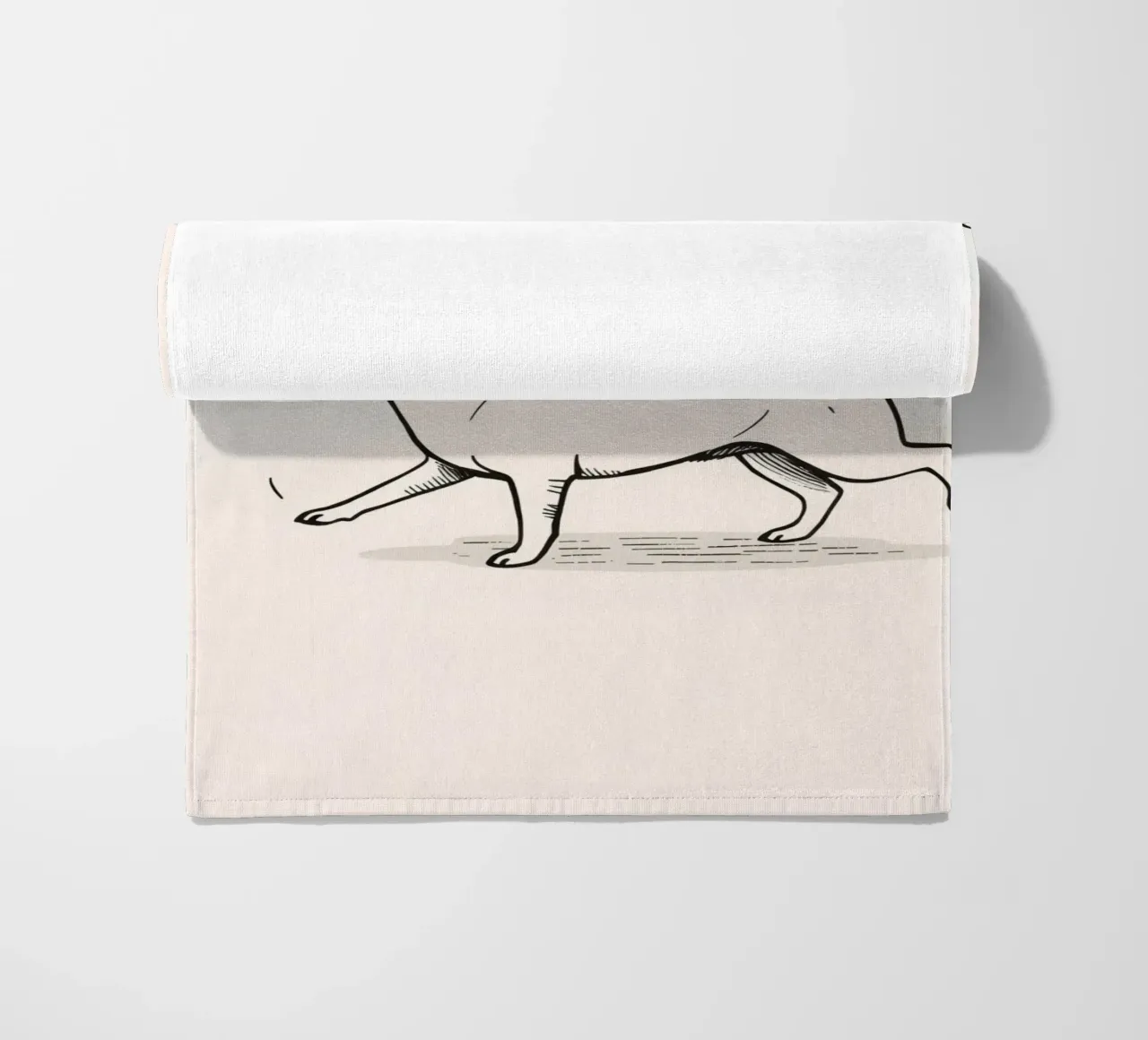 Chien marchant sur un fond clair avec une mise au point douce serviette de plage de DesignDoodle