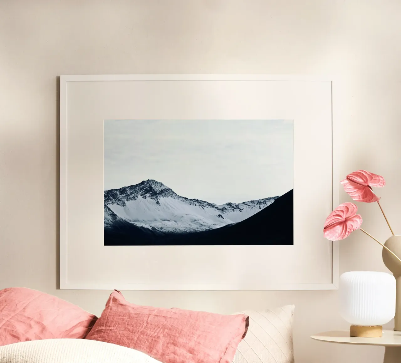 Islanda Montagna nera poster con telaio in legno da KISSA STUDIO