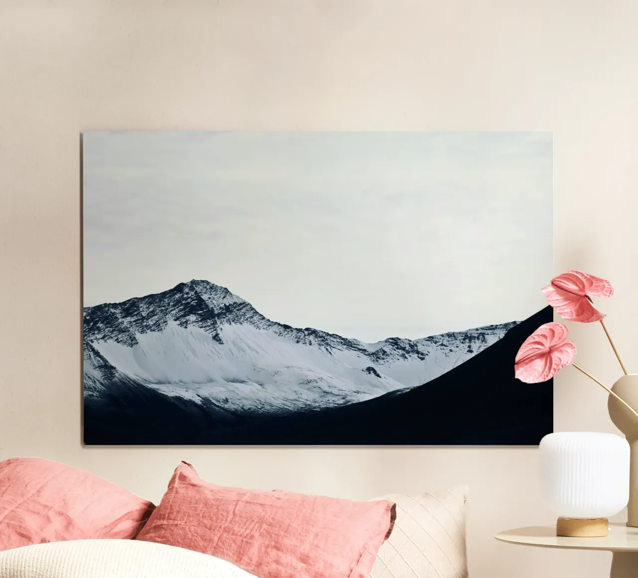 Islanda Montagna nera poster con telaio in legno da KISSA STUDIO