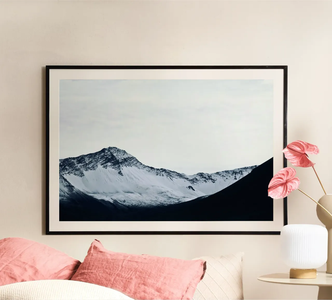 Islanda Montagna nera poster con telaio in legno da KISSA STUDIO