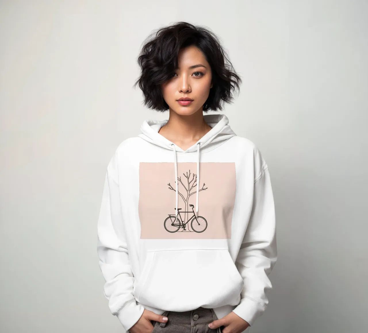Bicicletta appoggiata a un albero spoglio su uno sfondo muto felpa con cappuccio da DesignDoodle