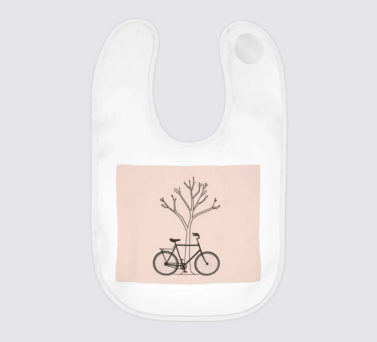 Bicicletta appoggiata a un albero spoglio su uno sfondo muto bavaglino da DesignDoodle