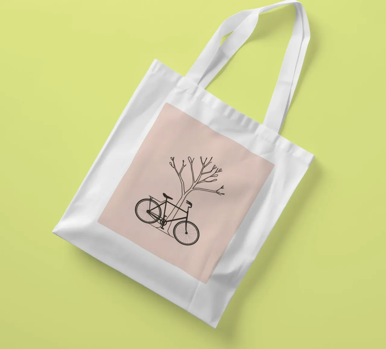 Bicicletta appoggiata a un albero spoglio su uno sfondo muto borsa in juta da DesignDoodle