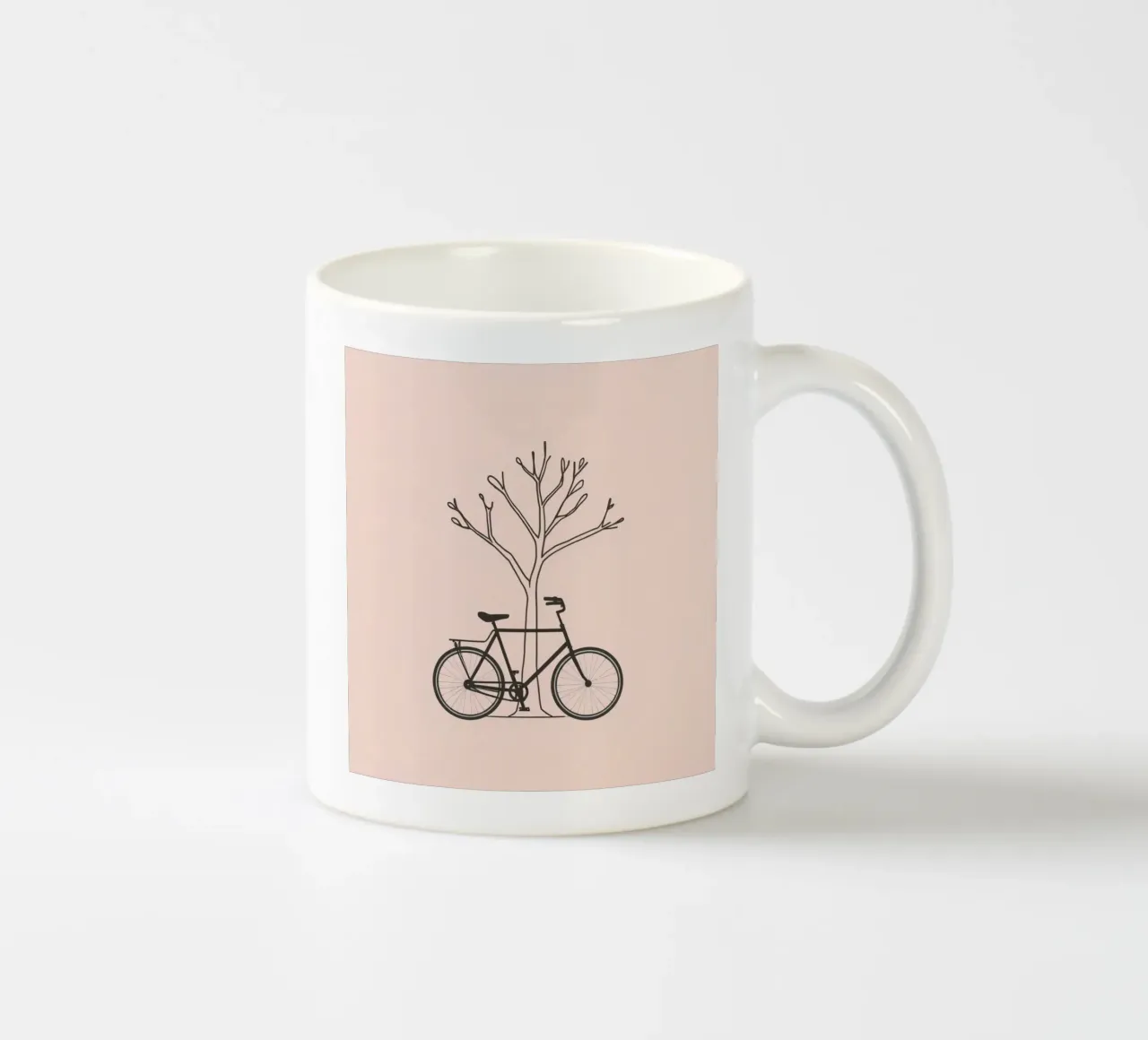 Bicicletta appoggiata a un albero spoglio su uno sfondo muto tazza in ceramica da DesignDoodle