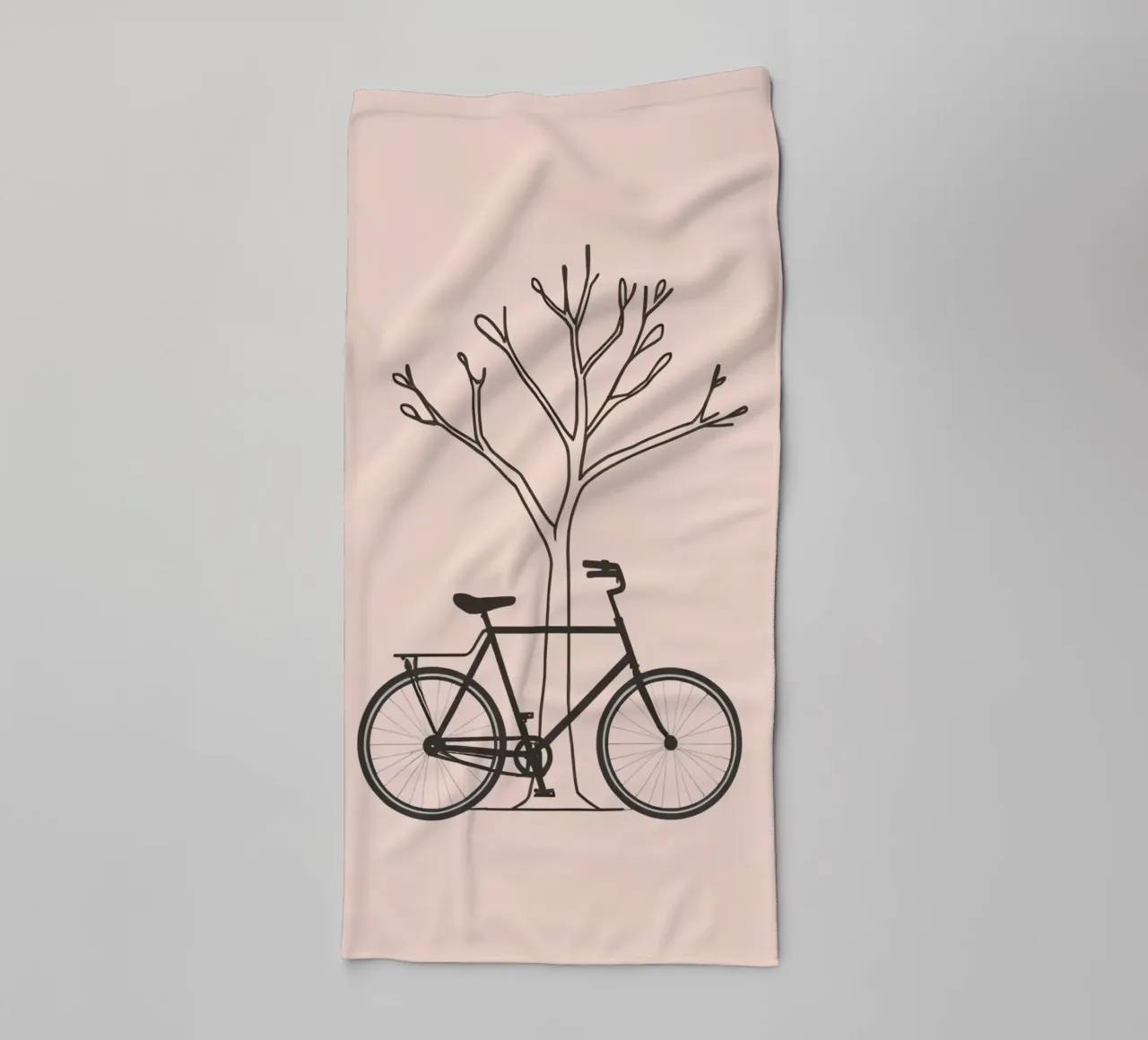 Bicicletta appoggiata a un albero spoglio su uno sfondo muto asciugamano da bagno da DesignDoodle