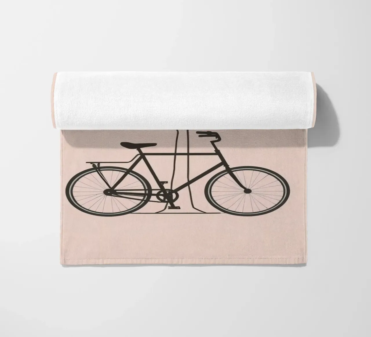 Bicicletta appoggiata a un albero spoglio su uno sfondo muto telo mare da DesignDoodle