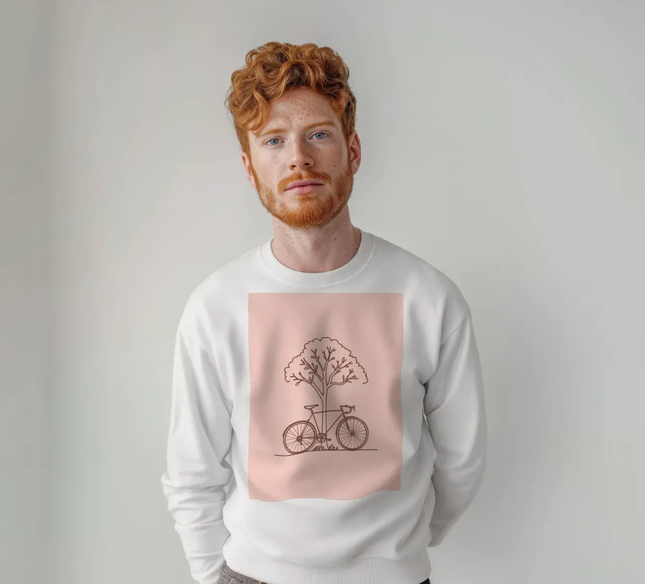 An einen Baum gelehntes Fahrrad in einem Park mit einfachem Design Sweatshirt von DesignDoodle