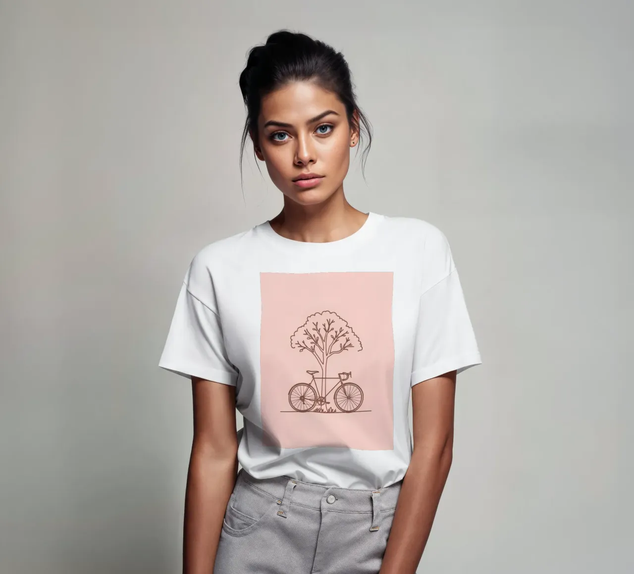 Bicicletta appoggiata ad un albero in un parco dal design semplice t-shirt da DesignDoodle