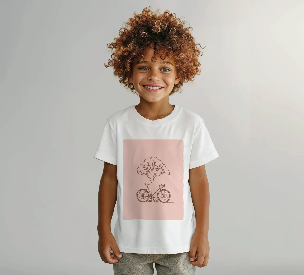 Bicicletta appoggiata ad un albero in un parco dal design semplice t-shirt bambini da DesignDoodle