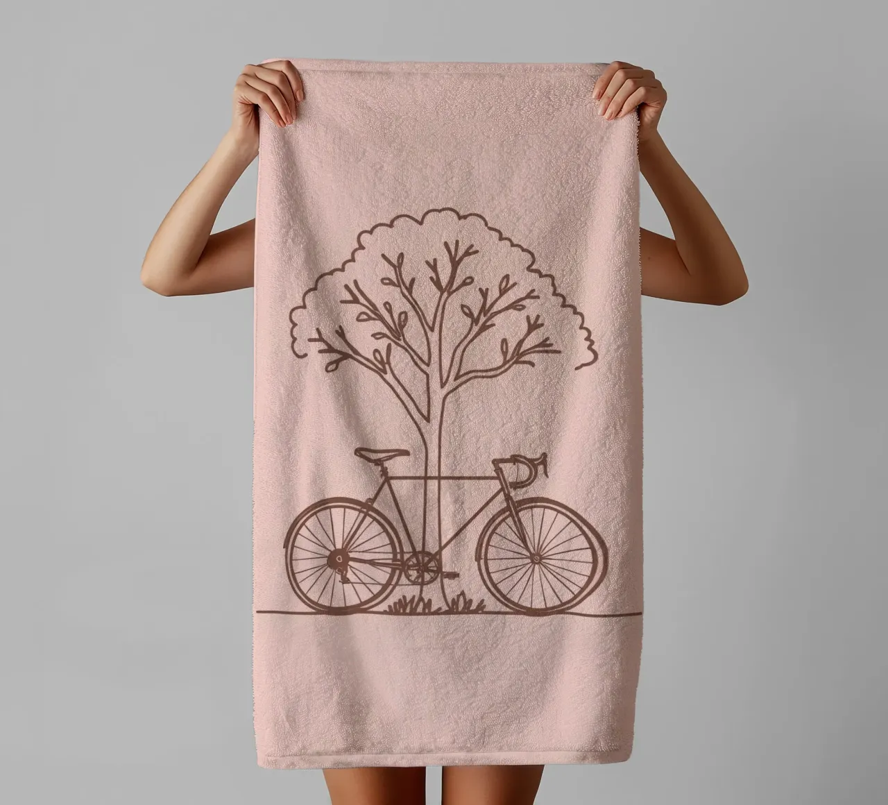 Bicicletta appoggiata ad un albero in un parco dal design semplice asciugamano da bagno da DesignDoodle