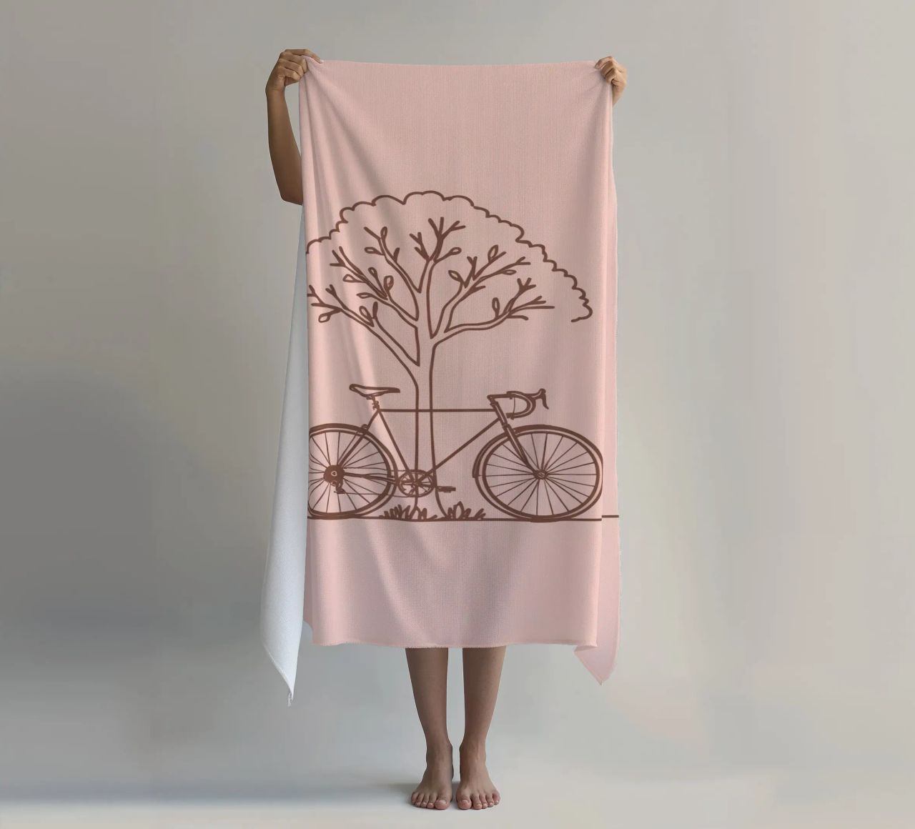 Bicicletta appoggiata ad un albero in un parco dal design semplice telo mare da DesignDoodle