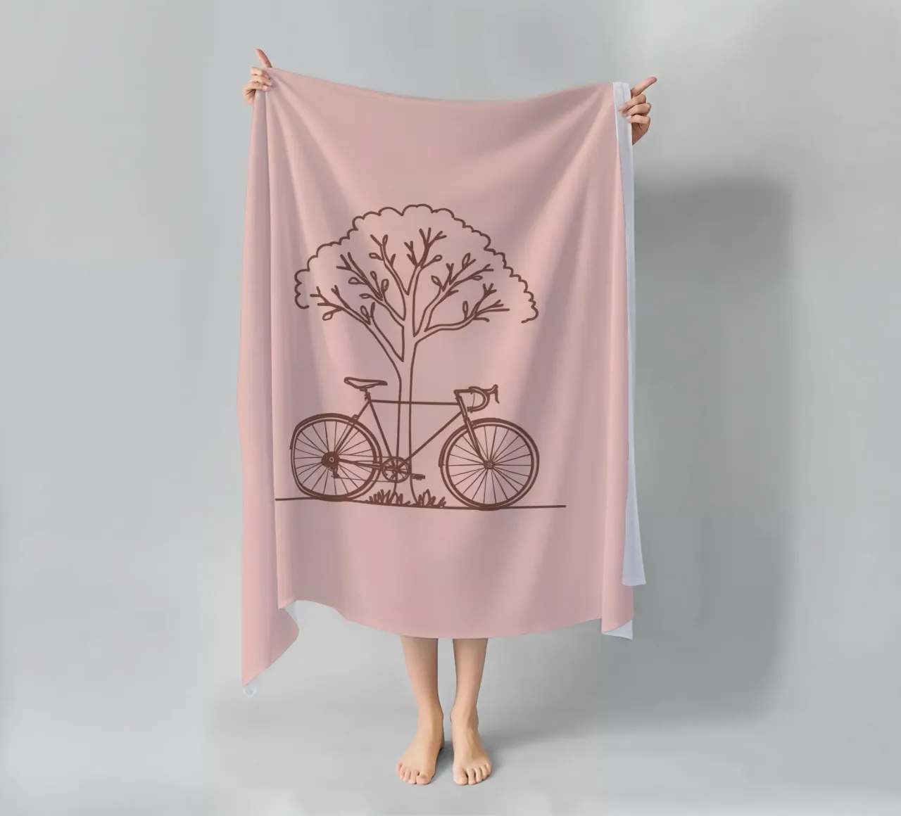 Bicicletta appoggiata ad un albero in un parco dal design semplice telo mare da DesignDoodle