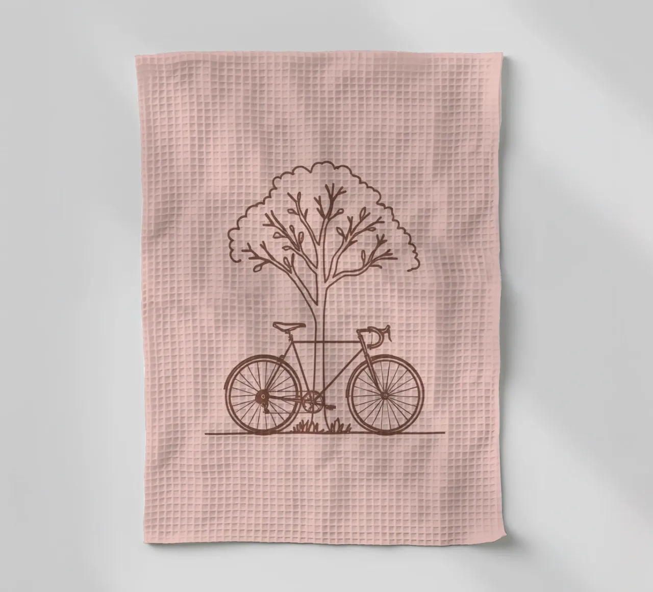 An einen Baum gelehntes Fahrrad in einem Park mit einfachem Design Geschirrtuch von DesignDoodle
