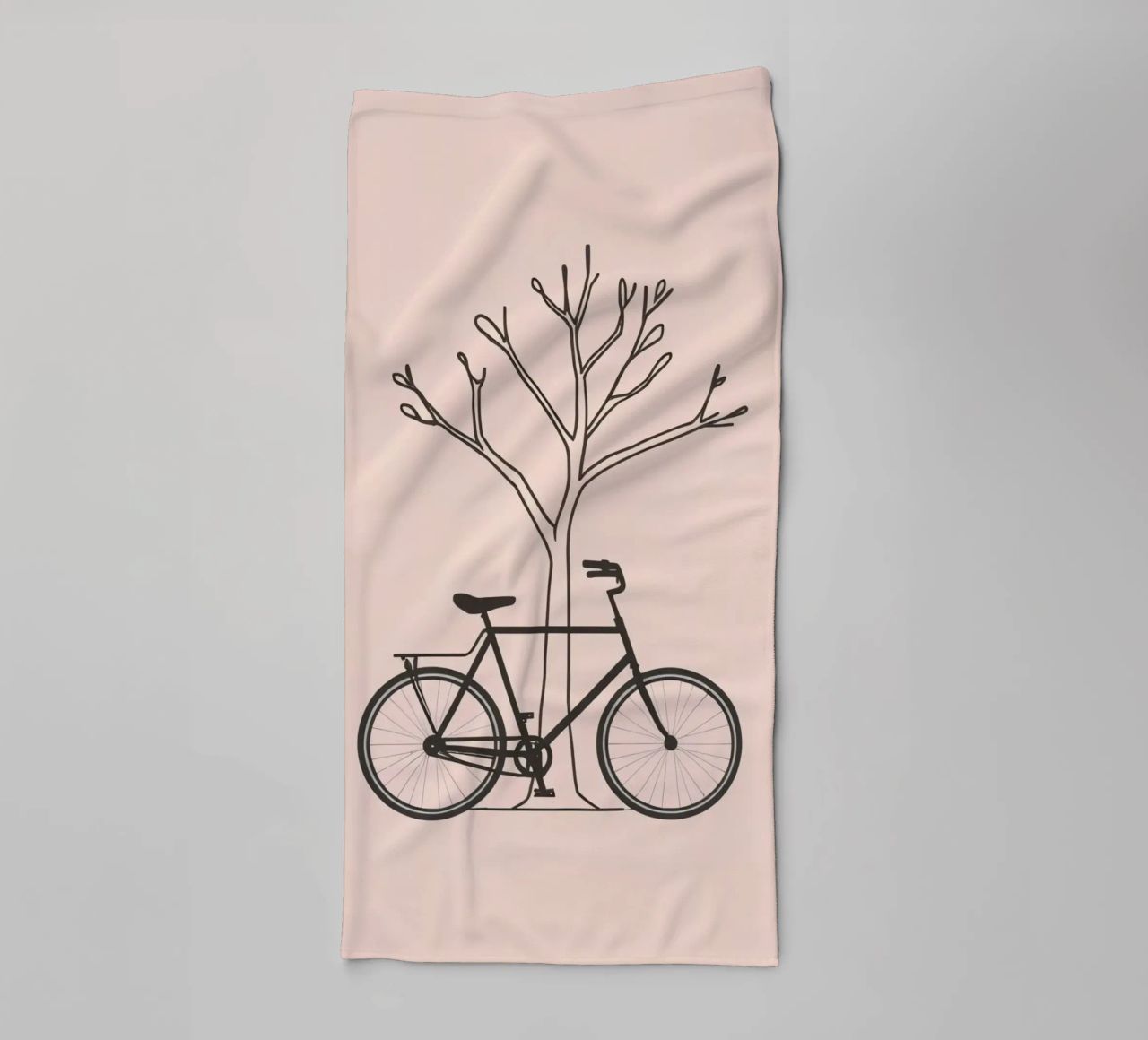 Fahrrad lehnt gegen einen kahlen Baum auf einem gedämpften Hintergrund Handtuch von DesignDoodle