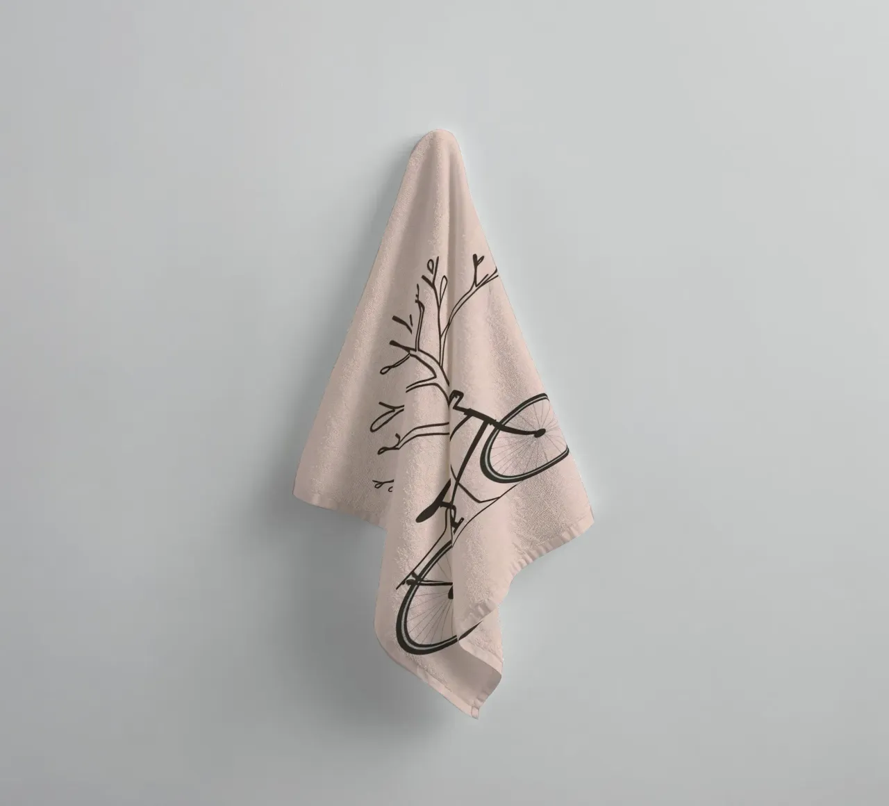 Fiets leunend tegen een kale boom op een gedempte achtergrond badhanddoek van DesignDoodle