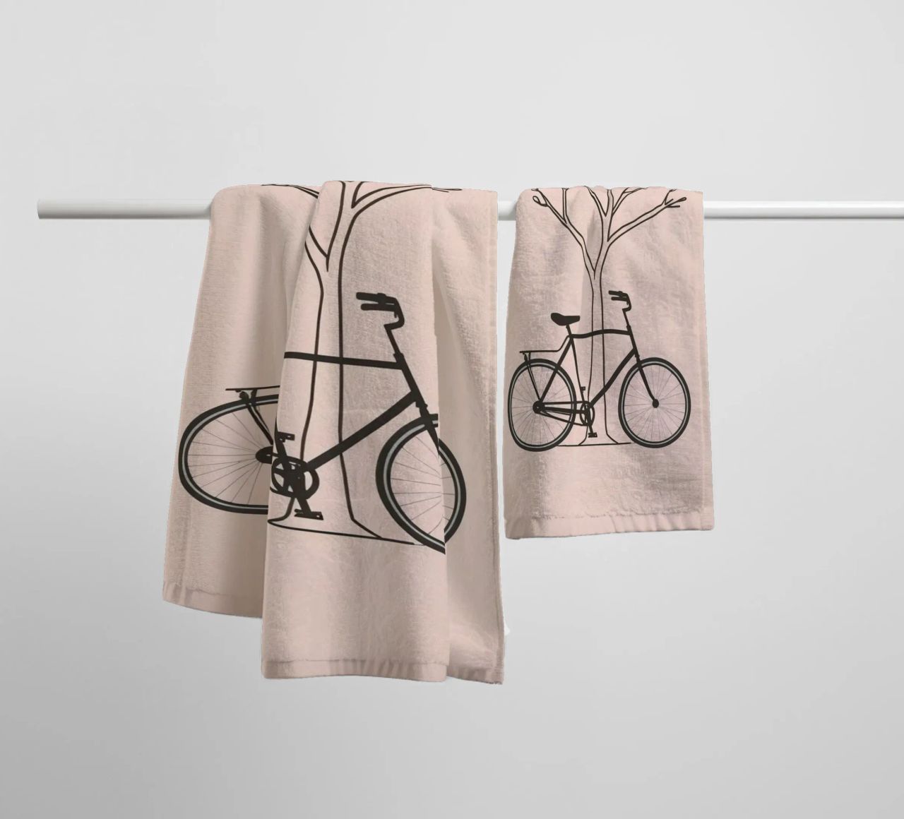 Fahrrad lehnt gegen einen kahlen Baum auf einem gedämpften Hintergrund Handtuch von DesignDoodle
