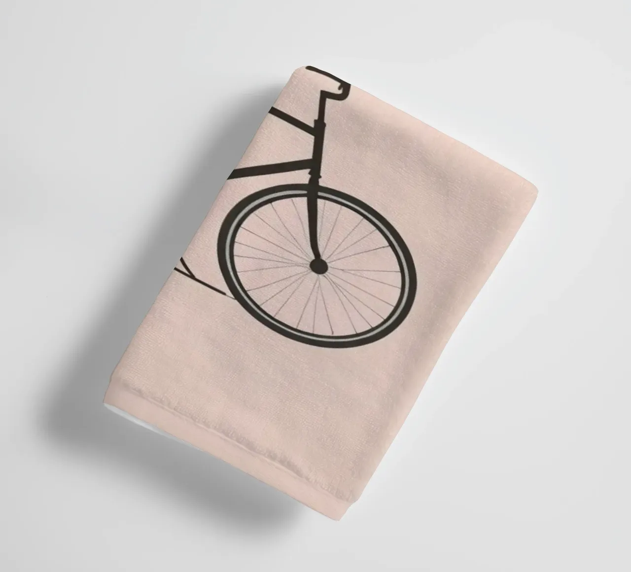 Fiets leunend tegen een kale boom op een gedempte achtergrond badhanddoek van DesignDoodle