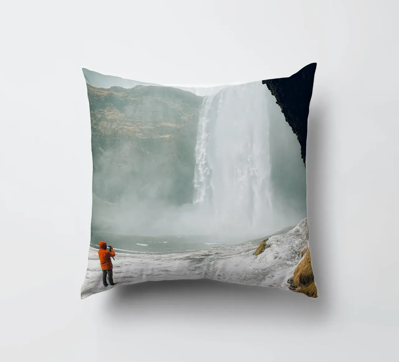 Iceland Waterfall cuscino da Thilo Grøsch