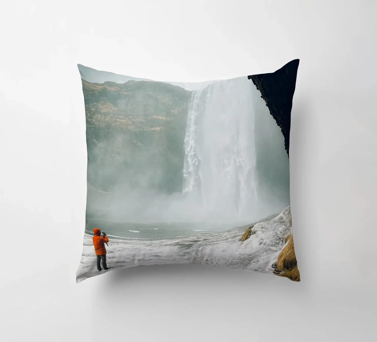 Iceland Waterfall cuscino da Thilo Grøsch
