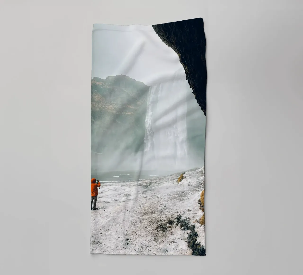 Iceland Waterfall asciugamano da bagno da Thilo Grøsch