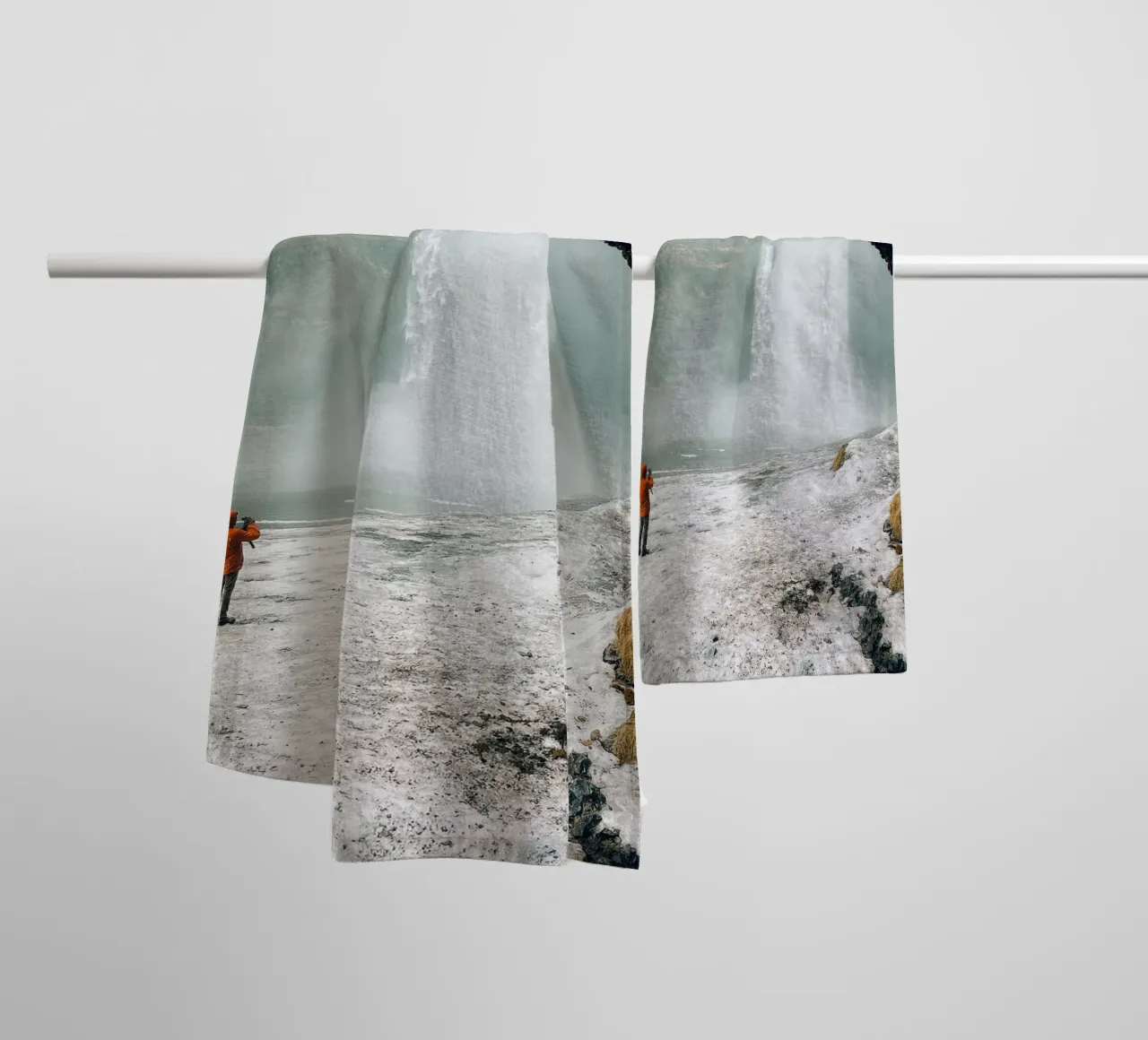 Iceland Waterfall asciugamano da bagno da Thilo Grøsch