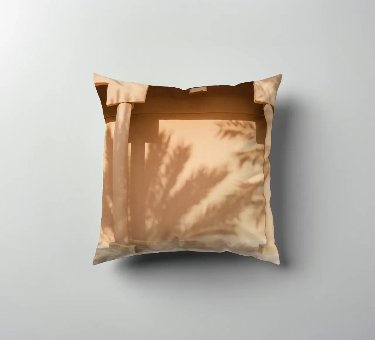 Shadow of a palm tree on the wall cuscino da photolovers