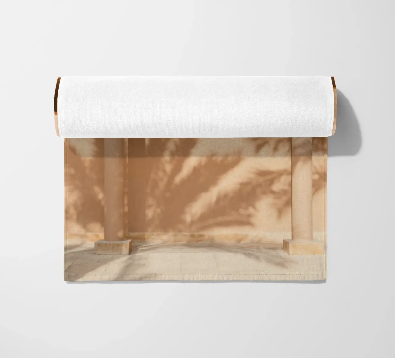 Shadow of a palm tree on the wall telo mare da photolovers
