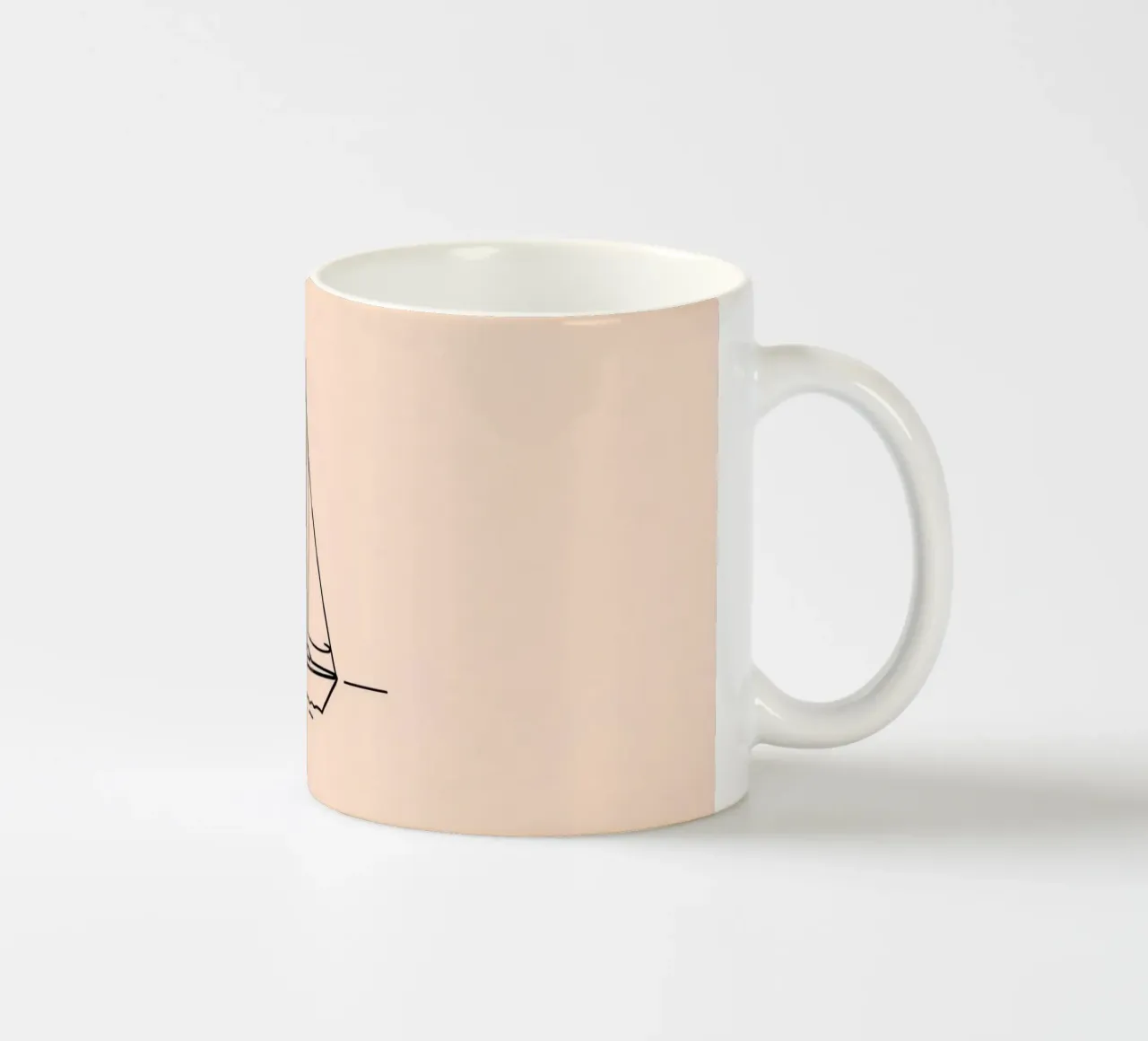 Zeilboot glijdend over kalm water in schemering met zachte golf keramische mok van DesignDoodle