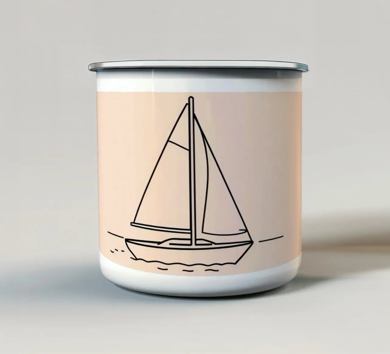 Zeilboot glijdend over kalm water in schemering met zachte golf emaille mok van DesignDoodle