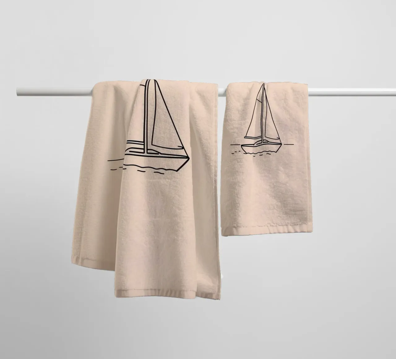 Voilier glissant sur des eaux calmes au crépuscule avec une douce vague serviette de bain de DesignDoodle